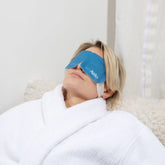 female model using aelo self heating eye mask